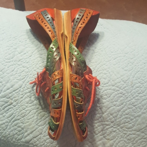 MULTICOLORED TRUFFLES SANDALS-SIZE 8- SOOO PRETTY - Picture 4 of 4